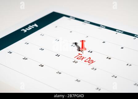 Promemoria per l'invio di una dichiarazione dei redditi per il giorno fiscale del 15 2020 luglio a causa del ritardo del virus Covid-19 utilizzando la pagina del calendario e il pin Foto Stock