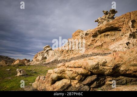 Una roccia originale scolpita dal vento e l'erosione del mare nel Parco Naturale di Cap de Creus. Costa Brava, Girona, Spagna. Foto Stock