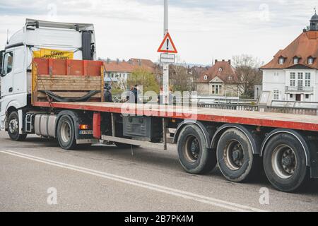 Strasburgo, Francia - 17 marzo 2020: Gli agenti di polizia si accoppano a grandi code con automobili e camion al passaggio doganale di frontiera durante le misure di crisi nella lotta contro il romanzo coronavirus Foto Stock