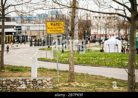 Kehl, Germania - 16 marzo 2020: Ingresso vuoto alla Francia dal valico di frontiera tedesco durante le misure di crisi contro il nuovo coronavirus Foto Stock