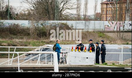 Kehl, Germania - 16 marzo 2020: Gruppo di poliziotti tedeschi Polizei che scaccano le persone al valico di frontiera di Kehl dalla Francia Strasburgo durante le misure di crisi contro il nuovo coronavirus Foto Stock