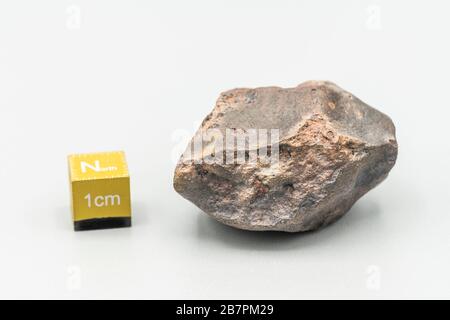 Meteorite di condrite L6W2 tipo isolato, pezzo di roccia formato come un asteroide nell'universo a durante la creazione del sistema solare Foto Stock