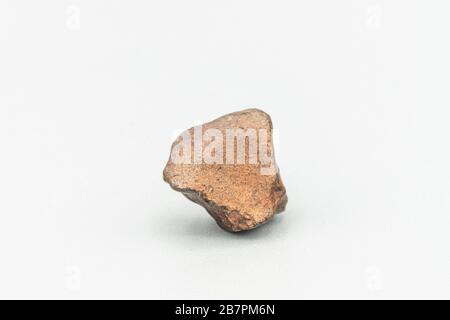 Meteorite di condrite L6W2 tipo isolato, pezzo di roccia formato come un asteroide nell'universo a durante la creazione del sistema solare Foto Stock