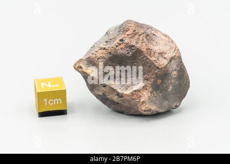 Meteorite di condrite L6W2 tipo isolato, pezzo di roccia formato come un asteroide nell'universo a durante la creazione del sistema solare Foto Stock