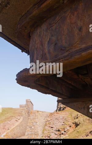 Arrugginita lavorazione del metallo su una torre panoramica della seconda guerra mondiale vicino a Brean Down Fort su Brean Down Somerset, Inghilterra, Regno Unito. Di proprietà e gestito dal National Trust. Foto Stock