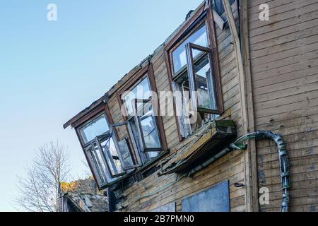 casa di legno dilapidata dopo il fuoco, muro esterno deformato Foto Stock