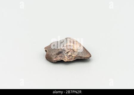 Meteorite di condrite L6W2 tipo isolato, pezzo di roccia formato come un asteroide nell'universo a durante la creazione del sistema solare Foto Stock