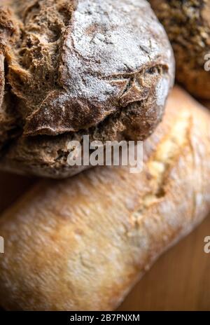 Selezione di pane appena sfornato Foto Stock