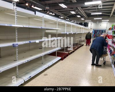 Worthing, Sussex, Regno Unito. 17 marzo 2020. Scaffali vuoti si vedono dove la carta igienica si trova normalmente nel supermercato Tesco di Worthing. Solo per uso editoriale Foto Stock