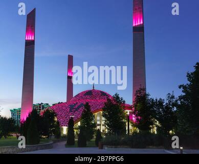 Luminosa illuminazione serale della moschea aymani Kadyrova nella città di Argun della Repubblica cecena della Federazione Russa. Architettura di lusso Foto Stock