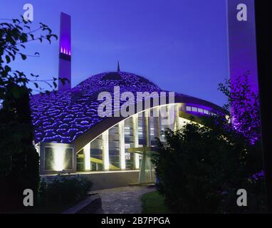 Luminosa illuminazione serale della cupola della moschea che prende il nome da aymani Kadyrova nella città di Argun della Repubblica cecena della Federazione Russa Foto Stock
