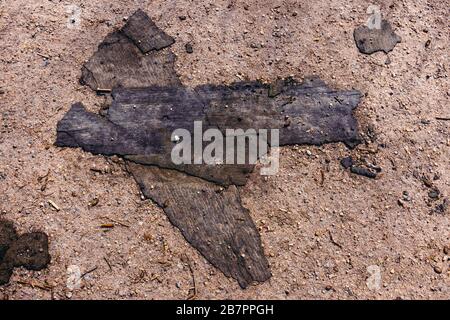 Un pezzo di vecchio tetto si sentiva a terra Foto Stock