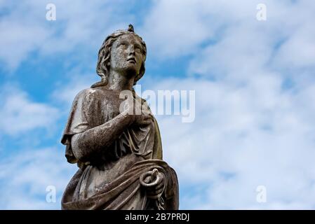 Statua di una donna in lutto guardando al cielo nel cimitero di Morningside Edimburgo, Scozia. Foto Stock