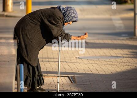 Vecchia donna mendicante anziana sta mendicando denaro per le strade di Sofia, Bulgaria, a partire dal 2020 Foto Stock