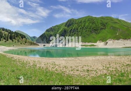 Lago di alta montagna Kezenoi am - il lago più grande della regione della Repubblica cecena e del Caucaso maggiore . Giornata di sole all'inizio dell'estate Foto Stock