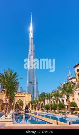 Dubai, Emirati Arabi Uniti - Febbraio 01: Burj Khalifa edificio e cortile del Palace Hotel nel centro di Dubai, Emirati Arabi Uniti Foto Stock