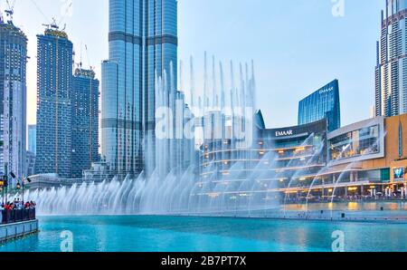 Dubai, Emirati Arabi Uniti - 02 febbraio 2020: La Fontana di Dubai vicino al Burj Khalifa e al Dubai Mall Foto Stock