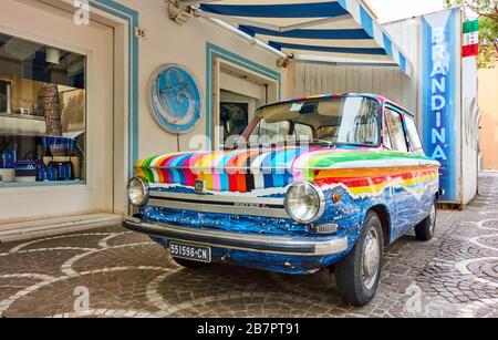 Cattollca, Rimini, Italia - 29 febbraio 2020: Auto d'epoca colorata NSU Prinz L parcheggiata accanto al negozio Brandina nella piccola città italiana Foto Stock