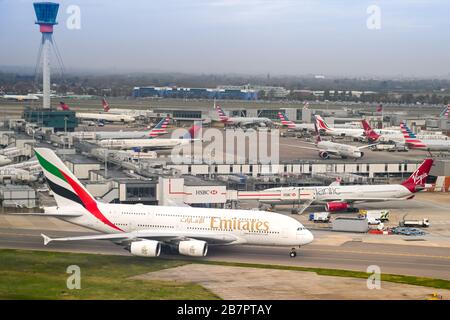 LONDRA, INGHILTERRA - NOVEMBRE 2018: Airbus A380 Jet gestito da Emirates taxiing per il decollo all'aeroporto di Londra Heathrow oltre il Terminal 3 Foto Stock