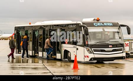 VIENNA, AUSTRIA - NOVEMBRE 2019: Passeggeri che salitano a bordo di un autobus navetta per il terminal dopo aver sbarcato un aereo all'aeroporto di Vienna. Foto Stock