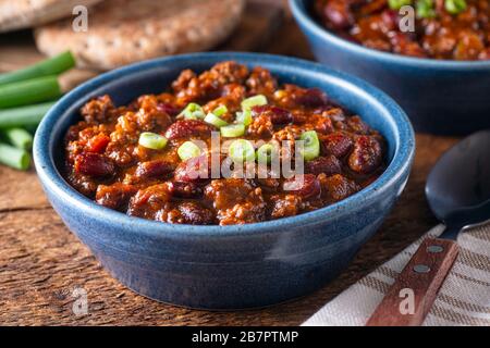 Delizioso chili di manzo fatti in casa con carne e cipolla verde guarnire. Foto Stock