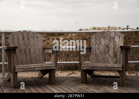 Due sedie di legno sul lungomare di Atlantic City. Foto Stock