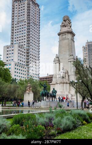 MADRID, SPAGNA - MAGGIO, 2018: Il monumento Miguel de Cervantes costruito nel 1929, situato in Piazza di Spagna a Madrid Foto Stock