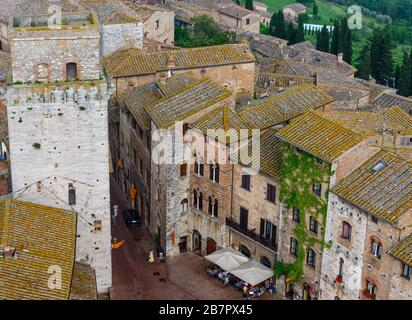 Vista di Piazza della Cisterna dalla cima di Torre grossa a San Gimignano, provincia di Siena, Toscana, Italia, in estate. Foto Stock