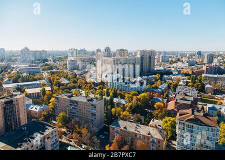 Soleggiato autunno dorato Voronezh. Vista aerea dal grattacielo altezza del tetto Foto Stock