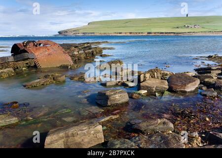 Vista di Marwick Bay con i resti di una caldaia da un naufragio Foto Stock