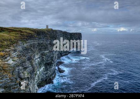 Grandi onde costano la costa a Marwick Head a Orkney, Scozia Foto Stock