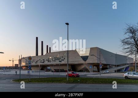 Il centro scientifico Phaeno attira visitatori alle sue mostre in continua evoluzione. Il centro si trova convenientemente vicino alla stazione ferroviaria di Wolfsburg. Foto Stock