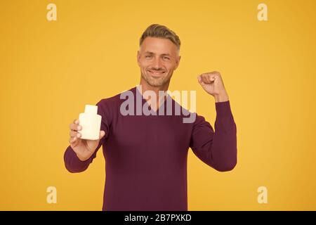 Aveva un buon odore tutto il giorno. Happy guy tenere la bottiglia di colonia. Igiene personale. Uomo bello la presentazione di prodotto per l'igiene. Lozione e bodywash. Igiene quotidiana e la salute. Potente abitudini igieniche, copia dello spazio. Foto Stock