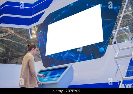 Donna che guarda la grande vuoto interactive Wall display - schermata bianca concept Foto Stock