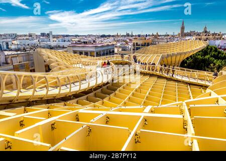 Piattaforma di osservazione al Metropol Parasol, la più grande struttura in legno del mondo dall'architetto Jürgen Mayer, Plaza de la Encarnación, Siviglia, Spagna Foto Stock