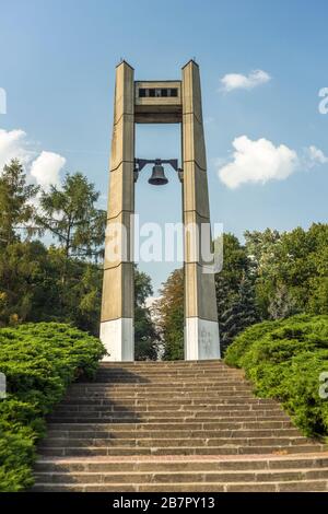 Il monumento 'Bell of Peace and Friendship Among Nations' nel Parco della Cittadella di Poznan, Polonia 2019. Foto Stock
