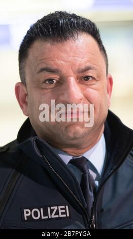 Francoforte, Germania. 17 Marzo 2020. Reza Ahmari, portavoce della polizia federale, è in piedi all'aeroporto nel Terminal 1 il portavoce della polizia federale all'aeroporto annuncia un divieto immediato di ingresso per i cittadini non-UE negli aeroporti tedeschi a causa della crisi corona. Il regolamento sarà applicato martedì sera. Foto: Andreas Arnold/dpa Credit: dpa Picture Alliance/Alamy Live News Foto Stock