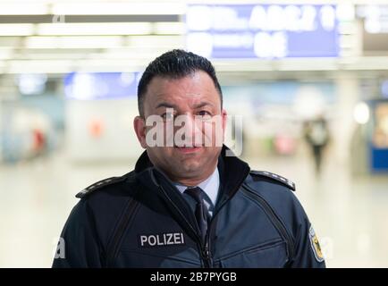 Francoforte, Germania. 17 Marzo 2020. Reza Ahmari, portavoce della polizia federale, è in piedi all'aeroporto nel Terminal 1 il portavoce della polizia federale all'aeroporto annuncia un divieto immediato di ingresso per i cittadini non-UE negli aeroporti tedeschi a causa della crisi corona. Il regolamento sarà applicato martedì sera. Foto: Andreas Arnold/dpa Credit: dpa Picture Alliance/Alamy Live News Foto Stock