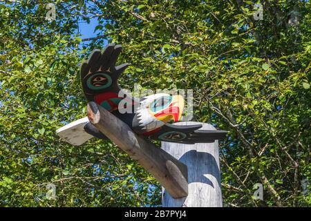 Spettacolo di danza dei nativi di Saxman e escursione in nave da crociera del Totem Park a Ketchikan, Alaska. Foto Stock