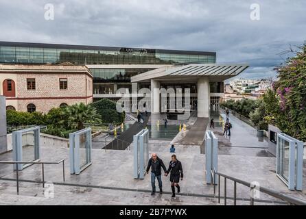 Atene, Attica / Grecia - 12 26 2019: Vista esterna e scale del museo dell'Acropoli Foto Stock