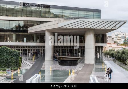 Atene, Attica / Grecia - 12 26 2019: Vista esterna e scale del museo dell'Acropoli Foto Stock