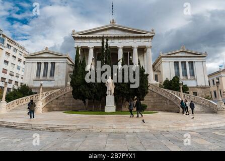Città vecchia di Atene, Attica/ Grecia - 12 28 2019: Donna che scende le scale della Biblioteca Nazionale di Grecia Foto Stock