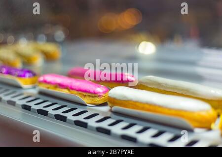 Deliziosa torta fresca eclairs con crema per la vendita sul contatore Foto Stock