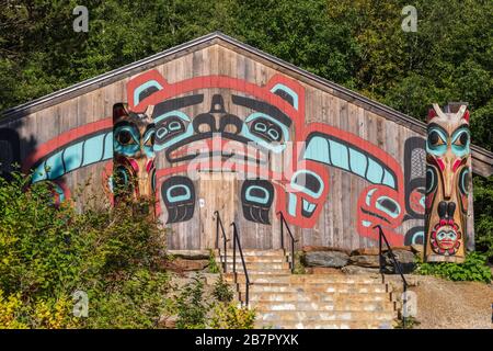 Spettacolo di danza dei nativi di Saxman e escursione in nave da crociera del Totem Park a Ketchikan, Alaska. Foto Stock