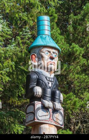 Spettacolo di danza dei nativi di Saxman e escursione in nave da crociera del Totem Park a Ketchikan, Alaska. Totem Pole Tlingit conosciuto come "Seward Totem Pole. Foto Stock