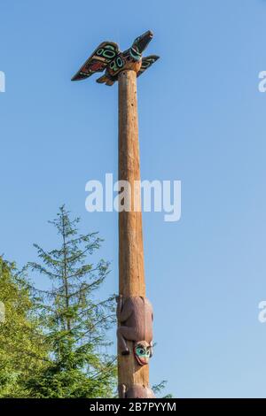 Spettacolo di danza dei nativi di Saxman e escursione in nave da crociera del Totem Park a Ketchikan, Alaska. Foto Stock