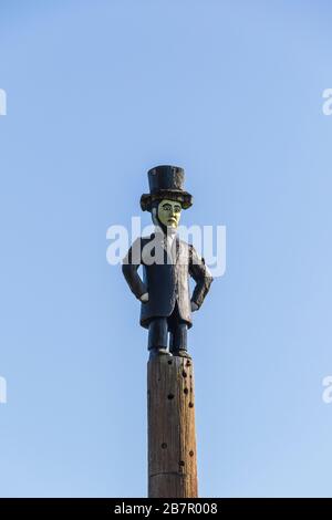 Spettacolo di danza dei nativi di Saxman e escursione in nave da crociera del Totem Park a Ketchikan, Alaska. Foto Stock