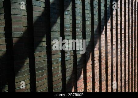 Sole caldo e ombra su muro di mattoni Foto Stock