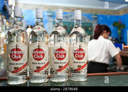 Bottiglie di Havana Club Rum al bar, Cuba Foto Stock