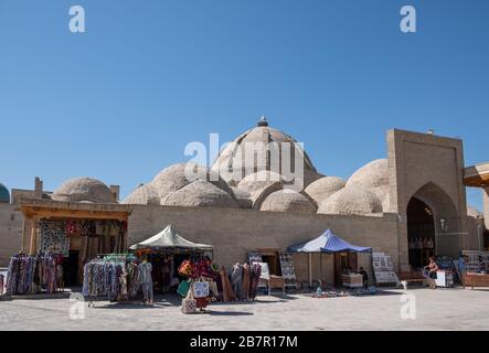 Bancarelle del mercato di fronte a Toqi Zargaron Bukhara, Uzbekistan Foto Stock